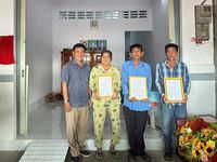 TP. Long Xuyên bàn giao 7 căn nhà thuộc chương trình 'Xóa nhà tạm, nhà dột nát' và nhà Đại đoàn kết
