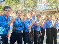 Đà Nẵng: Tình nguyện viên che nắng cho thí sinh dự thi vào lớp 10