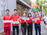 Rực sắc đỏ tình nguyện tại các điểm thi vào lớp 10 TPHCM