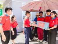 Rực sắc đỏ tình nguyện tại các điểm thi vào lớp 10 TPHCM