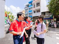 Rực sắc đỏ tình nguyện tại các điểm thi vào lớp 10 TPHCM