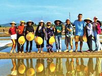 Về Sa Huỳnh hòa mình trải nghiệm nông dân trên cánh đồng muối