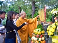 Đoàn lãnh đạo TP.HCM dâng hương tưởng niệm các anh hùng liệt sĩ tại đặc khu Côn Đảo