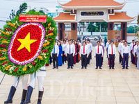 Đoàn đại biểu TP.HCM viếng Nghĩa trang Liệt sĩ trước thềm Đại hội