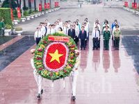 Đoàn đại biểu TP.HCM viếng Nghĩa trang Liệt sĩ trước thềm Đại hội