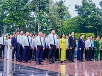 Đoàn đại biểu TP.HCM viếng Nghĩa trang Liệt sĩ trước thềm Đại hội