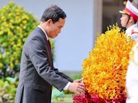 Đoàn đại biểu dự Đại hội Đại biểu Đảng bộ TP HCM dâng hương các Anh hùng Liệt sĩ