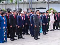 Đoàn đại biểu dự Đại hội Đại biểu Đảng bộ TP HCM dâng hương các Anh hùng Liệt sĩ