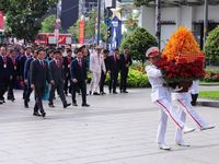 Đoàn đại biểu dự Đại hội Đại biểu Đảng bộ TP HCM dâng hương các Anh hùng Liệt sĩ