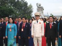 Đoàn đại biểu dự Đại hội Đảng bộ TPHCM dâng hương tưởng nhớ anh hùng liệt sĩ
