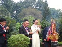 Đoàn đại biểu dự Đại hội Đảng bộ TPHCM dâng hương tưởng nhớ anh hùng liệt sĩ