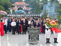 Thành kính dâng hương tưởng niệm Chủ tịch Hồ Chí Minh trước thềm Đại hội đại biểu Đảng bộ tỉnh