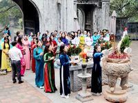 Đoàn đại biểu dự Đại hội phụ nữ tỉnh Thanh Hóa lần thứ XIX dâng hương, báo công Chủ tịch Hồ Chí Minh và các anh hùng liệt sỹ