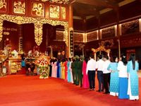 Đoàn đại biểu dự Đại hội phụ nữ tỉnh Thanh Hóa lần thứ XIX dâng hương, báo công Chủ tịch Hồ Chí Minh và các anh hùng liệt sỹ