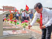 Lãnh đạo tỉnh viếng, dâng hương Chủ tịch Hồ Chí Minh