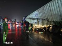 Hiện trường vụ tàu hỏa va chạm với xe tải tại Hà Nội