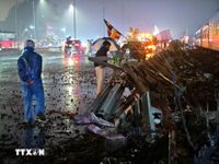 Hiện trường vụ tàu hỏa va chạm với xe tải tại Hà Nội