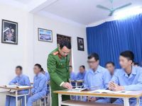 Ngày cầm bút đầu tiên của những 'học sinh' ở tuổi xế chiều