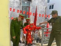 Công an Hà Nội tận tình hỗ trợ cử tri cao tuổi, sức khỏe yếu trong ngày bầu cử