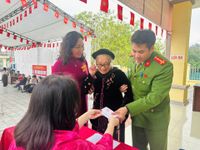 Công an Hà Nội tận tình hỗ trợ cử tri cao tuổi, sức khỏe yếu trong ngày bầu cử