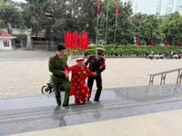 Công an Hà Nội tận tình hỗ trợ cử tri cao tuổi, sức khỏe yếu trong ngày bầu cử
