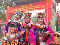 Chùm ảnh: Ngày hội bầu cử rực rỡ sắc màu dân tộc dưới chân cột cờ Lũng Cú