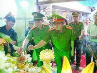 Đồng đội và người dân nghẹn ngào tiễn biệt Thiếu tá Nguyễn Xuân Hải