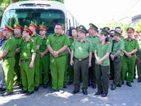 Đồng đội và người dân nghẹn ngào tiễn biệt Thiếu tá Nguyễn Xuân Hải