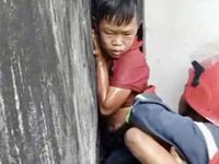 20 phút nghẹt thở giải cứu bé trai mắc kẹt giữa vách 2 căn nhà
