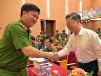 Thiếu tướng Dương Đức Hải - Phó Giám đốc Công an thành phố Hà Nội cùng hiến máu, lan tỏa hành trình nghĩa tình 2026, tô thắm hình ảnh người chiến sĩ Công an Thủ đô