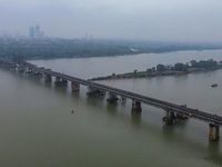 Cầu Long Biên dừng hoạt động: Người dân chen chân vượt sông sang phố ngày đầu tuần