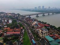 Cầu Long Biên dừng hoạt động: Người dân chen chân vượt sông sang phố ngày đầu tuần