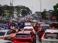 Cầu Long Biên dừng hoạt động: Người dân chen chân vượt sông sang phố ngày đầu tuần