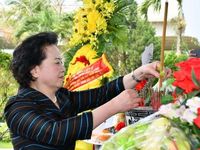 Phó thủ tướng Phạm Thị Thanh Trà dâng hương tri ân các anh hùng liệt sĩ tại tỉnh Quảng Trị