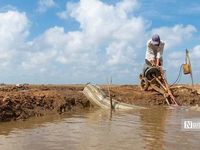 Theo chân diêm dân 'nuôi' muối giữa nắng, gió và mồ hôi