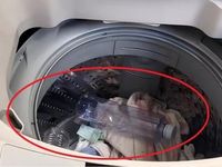 Điều gì xảy ra khi thả 1 chai nhựa rỗng vào máy giặt?