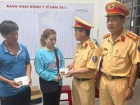 Công an Lâm Đồng hỗ trợ nạn nhân tai nạn giao thông khó khăn 70 triệu đồng