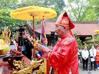 Dâng hương Đức Quốc Tổ Lạc Long Quân