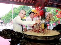 Dâng hương Đức Quốc Tổ Lạc Long Quân