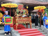 Dâng hương Đức Quốc Tổ Lạc Long Quân