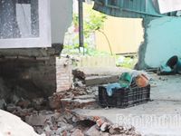 Khẩn trương di dời các hộ dân bị ảnh hưởng do sạt lở tại khu Phú Hà, phường Phong Châu