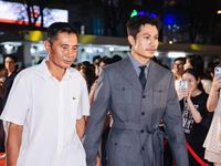 Diễn viên Phương Nam nắm chặt tay bố trên thảm đỏ ra mắt phim 'Trùm Sò'