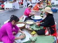 Tưng bừng hội thi làm bánh chưng, bánh dày tại Đền Hùng