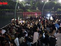 Biển người đổ về Công viên Văn Lang xem pháo hoa dịp Giỗ Tổ Hùng Vương