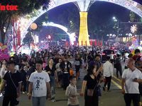 Biển người đổ về Công viên Văn Lang xem pháo hoa dịp Giỗ Tổ Hùng Vương