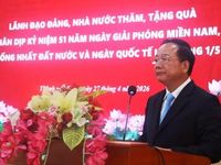 Đồng chí Trịnh Văn Quyết thăm, tặng quà công nhân lao động, hộ nghèo, chính sách tại Huế