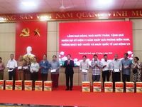 Đồng chí Trịnh Văn Quyết thăm, tặng quà công nhân lao động, hộ nghèo, chính sách tại Huế
