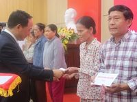 Đồng chí Trịnh Văn Quyết thăm, tặng quà công nhân lao động, hộ nghèo, chính sách tại Huế