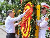 Thủ tướng Lê Minh Hưng dâng hương tưởng niệm các Anh hùng liệt sĩ; tri ân người có công tại Hải Phòng
