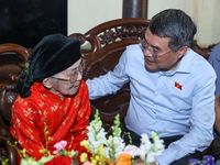 Thủ tướng Lê Minh Hưng dâng hương tưởng niệm các Anh hùng liệt sĩ; tri ân người có công tại Hải Phòng